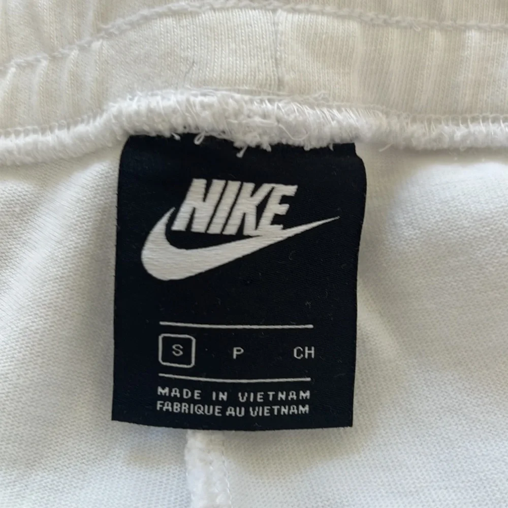 Nike White Cropped Sweatpants - Picture 7 of 8